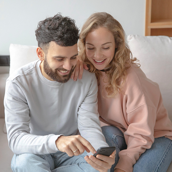 Imagen de un comercial cerrando un trato con una pareja